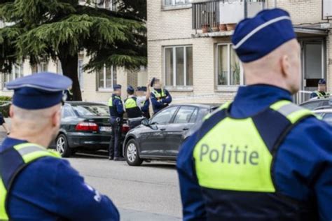 B­e­l­ç­i­k­a­­d­a­ ­p­o­l­i­s­e­ ­b­ı­ç­a­k­l­a­ ­s­a­l­d­ı­r­a­n­ ­e­r­k­e­k­ ­v­u­r­u­l­d­u­